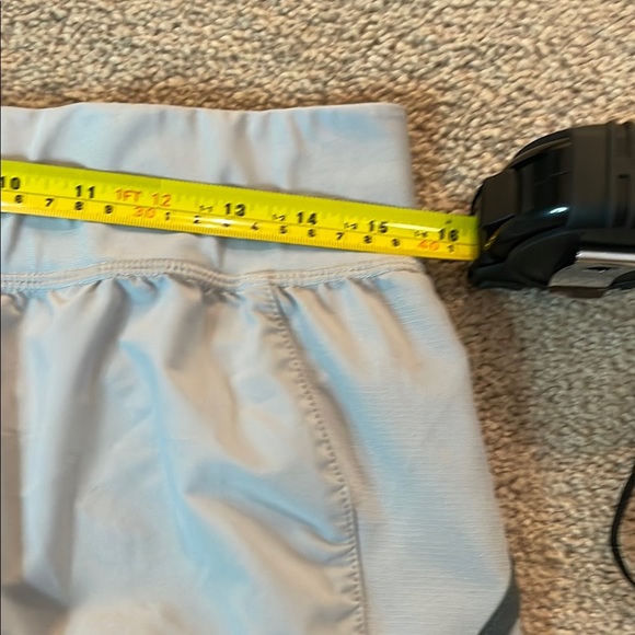 Under Armour Women’s Speedpocket Heatgear Shorts 1323872 011 Grey Size L - Picture 2 of 5